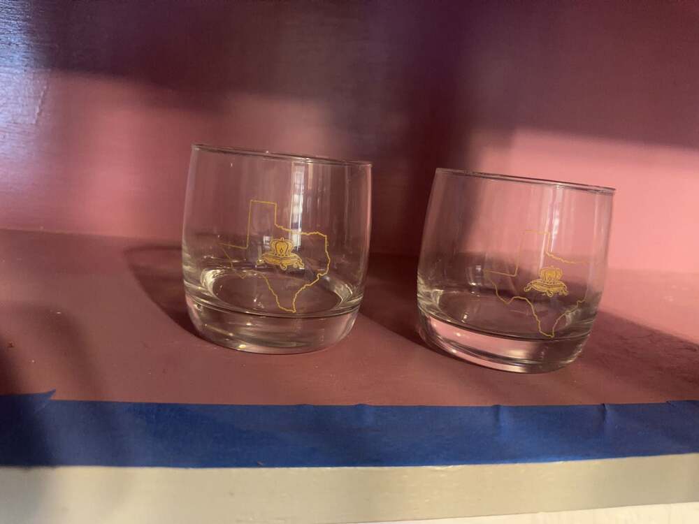 Set of 2 Vintage Crown Royal Texas State Outline Gold Crown Rocks Glasses